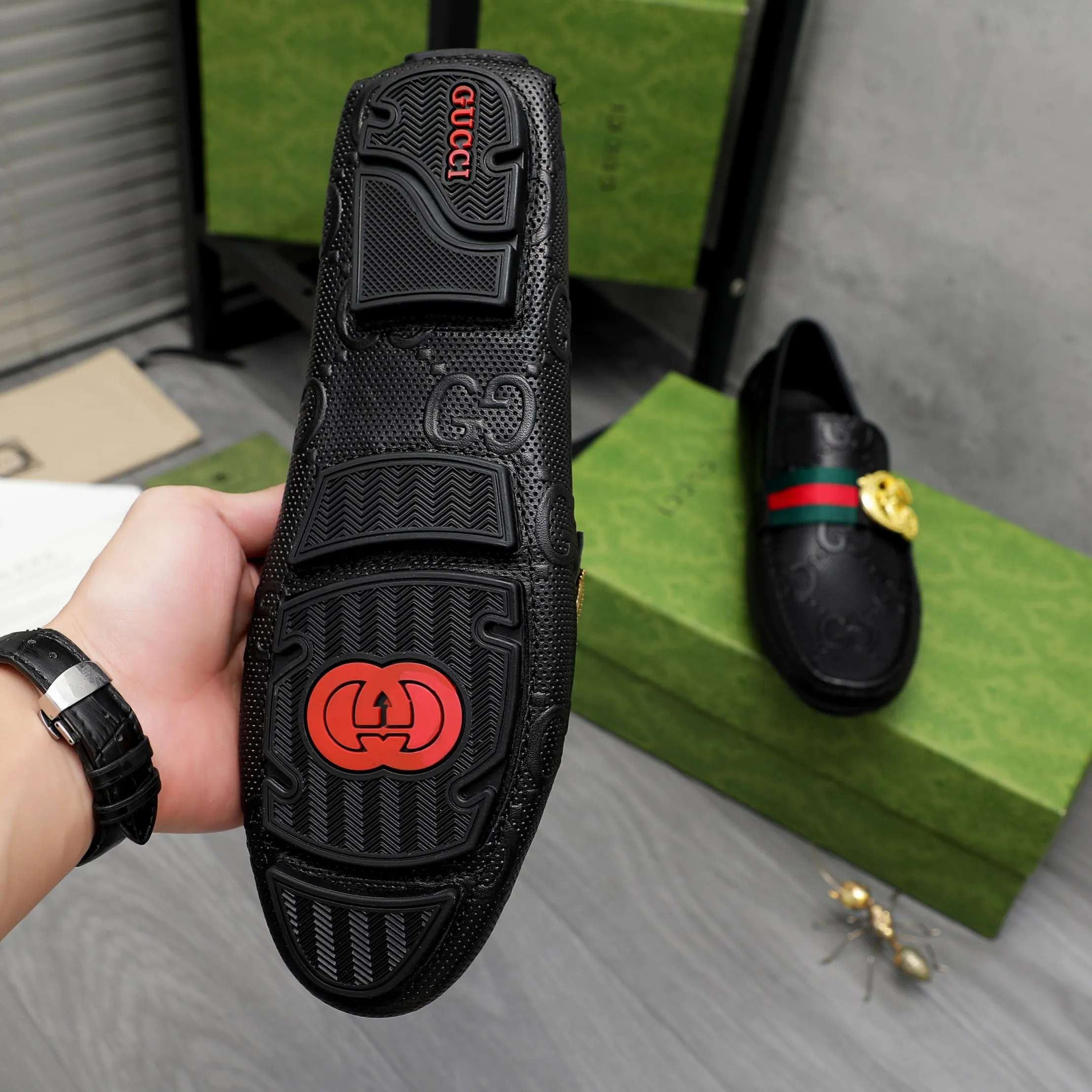 Men's shoes 💰400 Product trademark: GUCCI "Gucci" casual slip-on shoes Regular size: 38-45 (45 is custom-made and non-returnable) Product materials: Selected embossed cowhide upper, branded metal buckle decoration, pigskin lining, rubber outsole